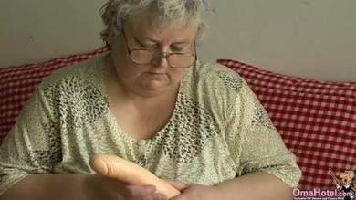Due nonne vecchie e grasse si masturbano con un dildo a casa  #3
