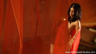 Imperdibile striptease indiano con una babe mora elegante  #1