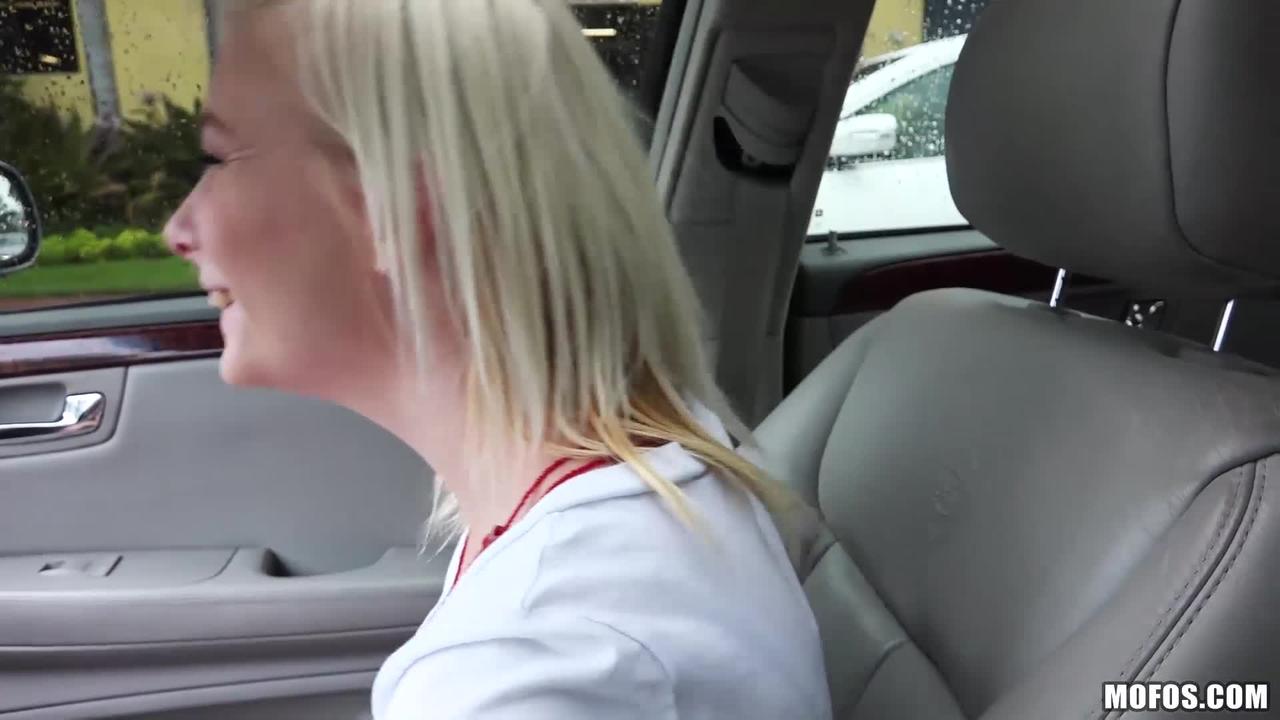 Una prostituta bionda scopata in macchina #5