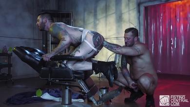 I maschi gay tatuati Hugh e Teddy fanno fisting estremo e BDSM  #4