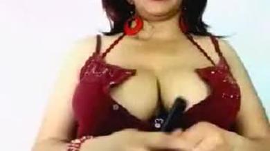 Sexy ragazza in webcam mostra le sue tettone  #2