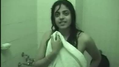 Fidanzata ripresa con una telecamera nascosta nella doccia  #3