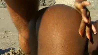 Una negra si fa fottere dall'amico bianco sulla spiaggia #7