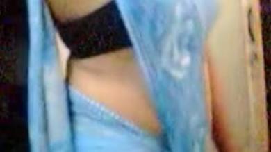 Zoccola indiana amatoriale in webcam da sola si mostra non nuda per sedurre  #4
