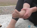 Christelle si massaggia i piedi in parco #7