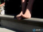 Troia italiana con il feticcio dei piedi si mostra scalza all'aperto #5