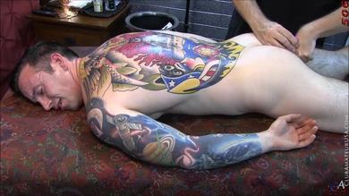 Club Amateur USA: il tatuato maschione gay Rhys si fa massaggiare il culo  #7