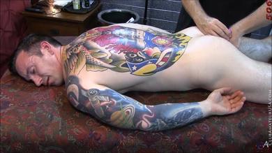 Club Amateur USA: il tatuato maschione gay Rhys si fa massaggiare il culo  #6