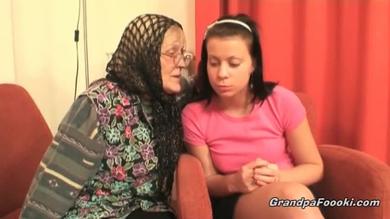 Una nonna ed una nipote succhiano un cazzo  #4