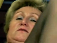 Una vecchia pelosa gioca con un grande dildo #19