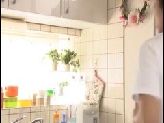 Donna matura asiatica e il suo vicino di casa fanno sesso di pomeriggio in cucina #1