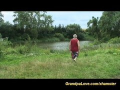 Bionda davvero formosa e il nonno della sua migliore amica fanno sesso sul fiume #3