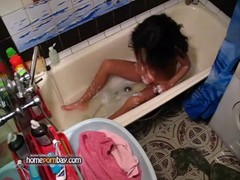Ragazza eccitata si masturba nella vasca da bagno mentre il vicino la guarda #2