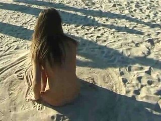 Bellissima bruna nuda alla spiaggia #13