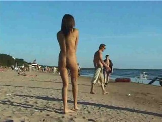 Bellissima bruna nuda alla spiaggia #16