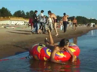 Bellissima bruna nuda alla spiaggia #21