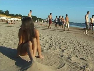 Bellissima bruna nuda alla spiaggia #5