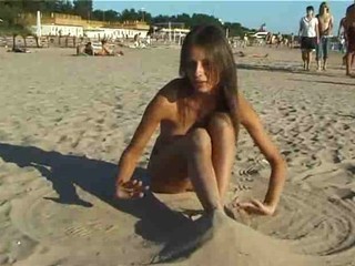 Bellissima bruna nuda alla spiaggia #6