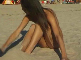 Bellissima bruna nuda alla spiaggia #9