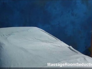 Teenager viene ripresa durante una bella scopata nella sala massaggi #5