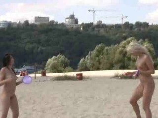 Belle bimbe alla spiaggia nudisti #13