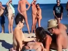Milf indecenti che fanno sesso di gruppo sulla spiaggia mentre dei ragazzi guardano #1