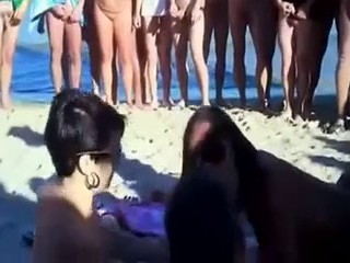 Milf indecenti che fanno sesso di gruppo sulla spiaggia mentre dei ragazzi guardano #13