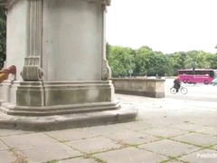 Una troia rossa si fa scopare in un parco pubblico e urla di piacere