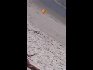 Signorina arrapata viene ripresa di nascosto in spiaggia mentre gioca con le sue tette #24
