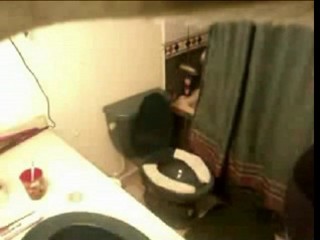 Una telecamera nascosta nel bagno riprende una segretaria mentre si tocca la fica #3