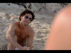 Dolci e nude ragazze incontrano un ragazzo in spiaggia e scopano con lui #1