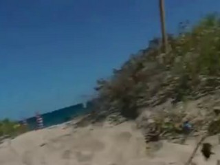 Calda donna e la sua partner si masturbano in una spiaggia nudisti #4