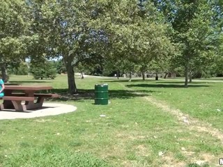Bella ragazza in abito blu si masturba sulla panchina, in un parco locale, durante la giornata #15