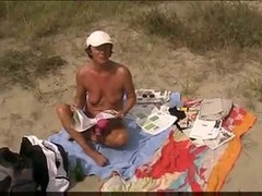 Donna matura va spesso in spiaggia da sola e fa pompini a ragazzi arrapati #1