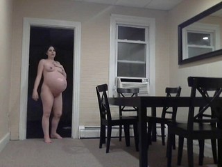 Ragazza incinta e sexy cammina per casa nuda e si mostra in webcam #13