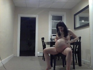 Ragazza incinta e sexy cammina per casa nuda e si mostra in webcam #19