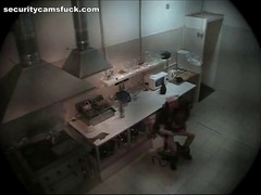 Cameriera carina e un cuoco eccitati vanno in cucina a fare sesso, invece di lavorare #11