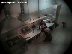 Cameriera carina e un cuoco eccitati vanno in cucina a fare sesso, invece di lavorare #6