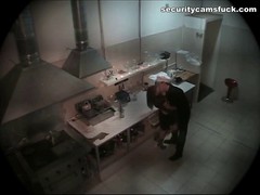 Cameriera carina e un cuoco eccitati vanno in cucina a fare sesso, invece di lavorare #7