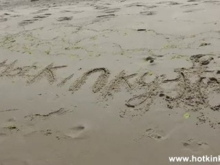 Caldissima ragazza in spiaggia infila un enorme speculum giù per il culo e ci permette di dare uno sguardo #18