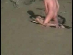 Riprendo di nascosto una coppia matura mentre fa sesso in spiaggia #2