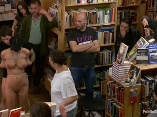 Pollastra Nuda, Bailey Brooks viene  torturata nel negozio di libri perché lei viene sorpresa a rubare libri #20
