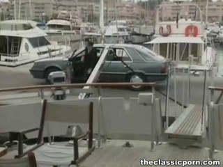 Sesso sullo yacht - Porno classico #1