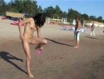 Magra bimba nuda alla spiaggia #25