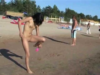 Magra bimba nuda alla spiaggia