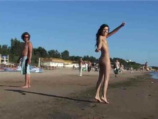 Magra bimba nuda alla spiaggia #13