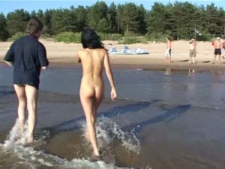 Magra bimba nuda alla spiaggia #20