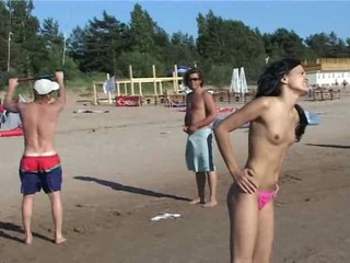 Magra bimba nuda alla spiaggia #9
