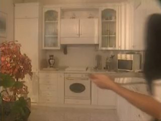 Anita Blond si mette a scopare in cucina e ingoia lo schizzo #1