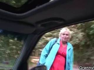 Un guidatore dà un passaggio ad una vecchia troia autostoppista che si fa scopare #2